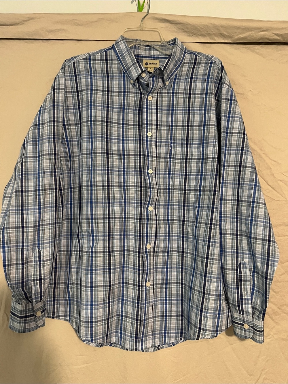 Haggar Blue and White Plaid Button-Down Shirt Men’s Medium